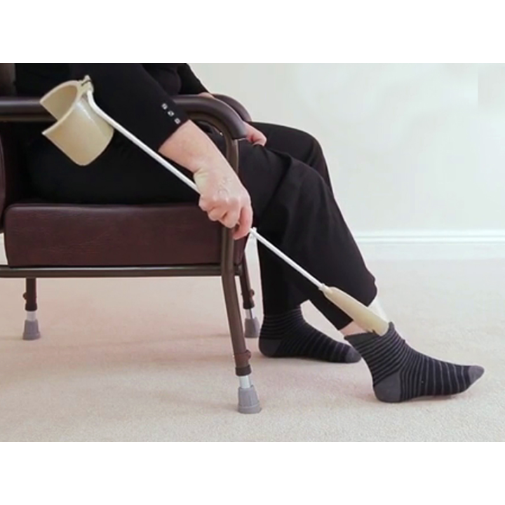 Pone medias y calcetines de compresión con calzador largo 'Brevetti'