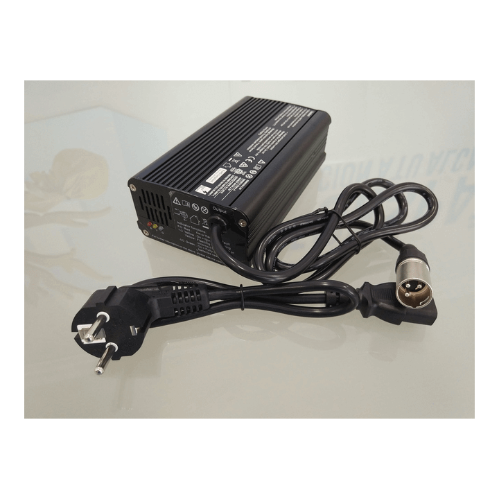 Cargador 8A 24V para baterías de scooter y silla eléctrica